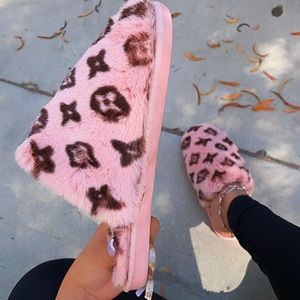 🔥New🔥Stylish Slippers- Pink and black.